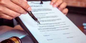 Empleado señala con un bolígrafo un contrato laboral en revisión, ejemplo de cambios sustanciales para blindar salario y derechos