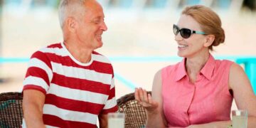 Pareja de jubilados europeos conversando relajadamente en una terraza, representando el ranking de pensiones más altas y bajas de Europa