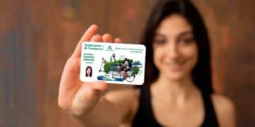 Joven andaluza mostrando la Tarjeta Joven de Transporte con la que ahorra hasta un 100 % en autobuses y metro