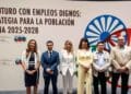 Presentación del plan de empleo 2025-2028 para la población gitana, con autoridades y representantes en el acto institucional