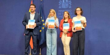 Vicepresidenta segunda y equipo ministerial sostienen la guía del Plan Estival 2025 sobre prevención del calor en el Ministerio de Trabajo